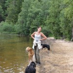 Inger med hundarna på stranden.