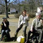 Fikapaus i solen. Här ser vi Maria, Heléne och Lennart.